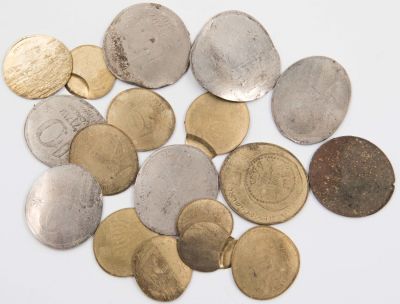 לוט 18 מטבעות ישראלים שנמעכו בידי הרכבת. הנוהג של ילדים להניח מטבע על פסי הרכבת ולראות איך הוא 