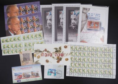 לוט בולים הכולל: 1. דפית לא מנוקבת תחבורה דוארית בארץ ישראל. 2. דף מזכרת הכנס ה-20 של בולאי 