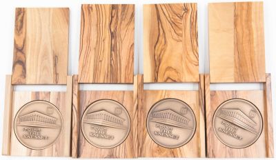 לוט 4 מדליות הכנסת 70 מ"מ, כל מדליה מגיעה בקופסת עץ זית שיכולה לעמוד לשם תצוגה. מצב חדש, החברה 