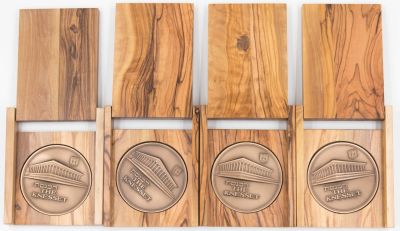 לוט 4 מדליות הכנסת 70 מ"מ, כל מדליה מגיעה בקופסת עץ זית שיכולה לעמוד לשם תצוגה. מצב חדש, החברה 