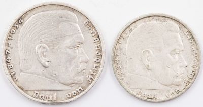 זוג מטבעות כסף מגרמניה הנאצית, נושאים צלב קרס, הינדנבורג. שני מארק 1938. חמישה מארק 1936. משקל 
