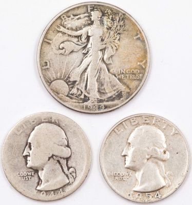לוט מטבעות ארה"ב עשויים כסף, הכולל: 1. חצי דולר ליברטי ההולכת 1944. 2. שני רבע דולר, ושינגטון 