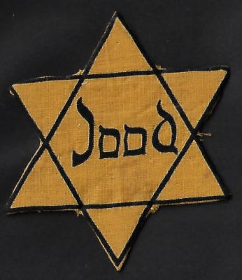 סמל עשוי בד מתקופת השואה, כיתוב: Jood, מצב טוב. יצוין כי בית המכירות פנה למספר מומחים בתחום 