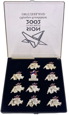 מארז סיכות אולימפיאדת החורף בסיון, שוויץ, משנת 2002. המארז, הכולל 10 סיכות שונות המציגות את 