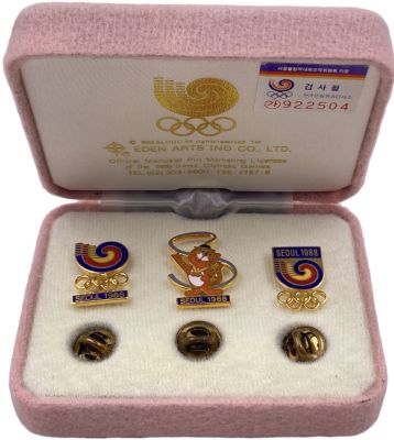 מארז 3 סיכות אולימיאדת סיאול 1988, שונות זו מזו, מארז קטיפה מקורי. מצבים טובים מאוד