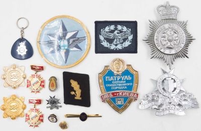 לוט סיכות, פאצים ועוד מרחבי העולם, כולל: סמל ענק של משטרת לנקישר 114 מ"מ, סמל ענק של משטרת מלטה 