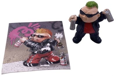 חבורת הזבל - בובת גומי מיניאטורית של דמות חבורת הזבל, יענקלה פרנקלה, כוללת קלף רשמי של חברת TOPPS. 