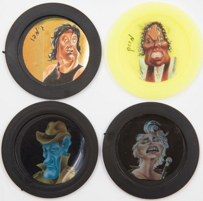 שקופים - לוט 4 שקופים - מעין הכלאה בין פליקים לפוגים, עשויים פלסטיק. נושאים את דמויותהם של מדונה 