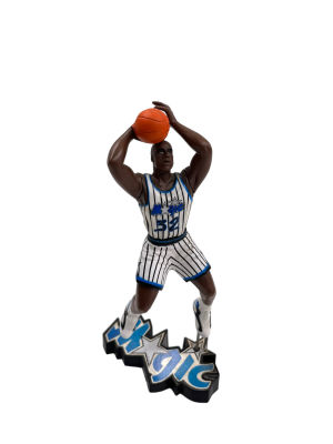שאקיל אוניל - בובה של שחקן ה-NBA שאקיל א'וניל במדי אורלנדו מג'יק. גובה: 23 ס"מ
