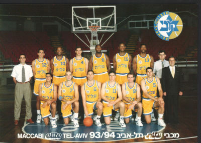 מכבי תל אביב - גלויה למזכרת של קבוצת הכדורסל של מכבי תל-אביב לעונת 1993/94. בגב הגלויה, רשימת סגל 