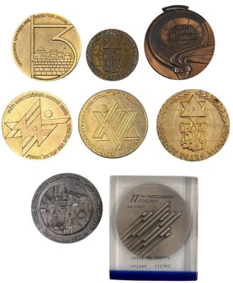 המכביה - לוט 8 מדליות המכביות השונות: 1. המכביה השביעית, 1965, מדליית הענקה. 2. מדליה המכביה 