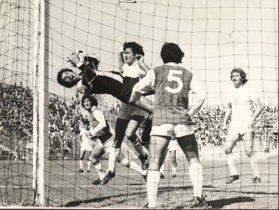 הרצל קביליו - תצלום מרהיב של שוער מכבי יפו, הרצל קביליו, בזינוק אופייני במשחק קבוצתו מול הפועל פתח 