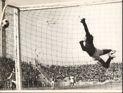 ארואטי - תצלום של שוער בית"ר תל אביב, אבי ליברמן, הנכנע לשער הנהדר של ארואטי ממכבי יפו, ב-1976. 