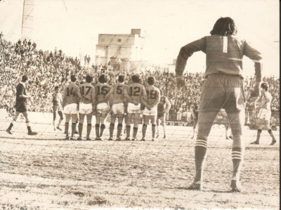 יוסי מזרחי - תצלום של שוער בית"ר ירושלים, יוסי מזרחי, מסדר חומת שחקים לפני בעיטה חופשית , נובמבר 