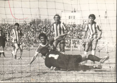 מנו שוורץ - תצלום של שוער מכבי חיפה, מנו שוורץ, בולם את חלוץ שמשון תל אביב, גדעון דמתי, אפריל 