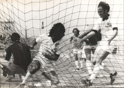 אברהם נומה - תצלום של חלוץ הפועל באר שבע, אברהם נומה, חוגג את שער קבוצתו, מאי 1976, בדרך לאליפות 