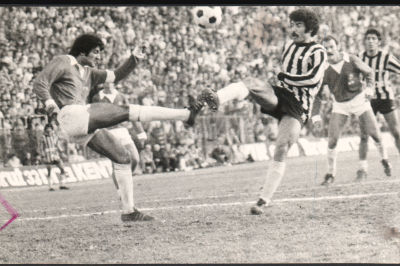 ויקי פרץ - תצלום של חלוץ מכבי תל אביב, ויקי פרץ, מול שחקן הפועל רמת גן, משה פרימו, נובמבר 1976. 