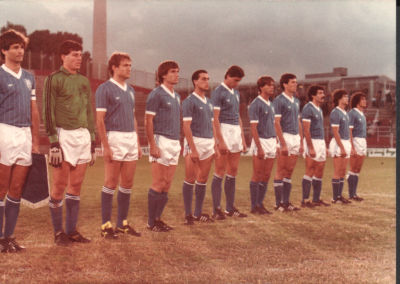 נבחרת ישראל - תצלום של שחקני נבחרת ישראל בכדורגל, 1981-82. ניתן להבחין בקפטן חיים בר, בשוער אריה 