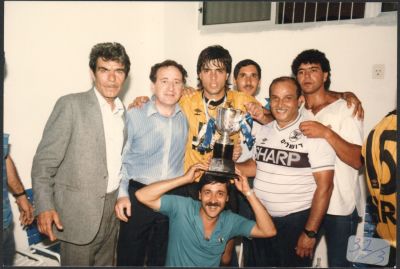 אלי אוחנה - תצלום של כוכב בית"ר ירושלים, אלי אוחנה, עם גביע המדינה, לאחר הניצחון בגמר על מכבי חיפה 