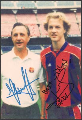 יוהאן קרויף - תצלום חתום בידי יוהאן קרויף ובנו, ג'ורדי. השניים חתמו על התמונה (בעת ששניהם היו 