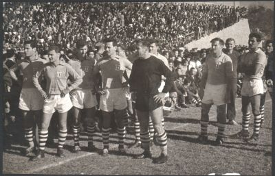 נבחרת ישראל - תצלום של נבחרת ישראל רגע לפני משחק רשמי, בה נראים השוער יעקב חודורוב, אברהם מנצ'ל 