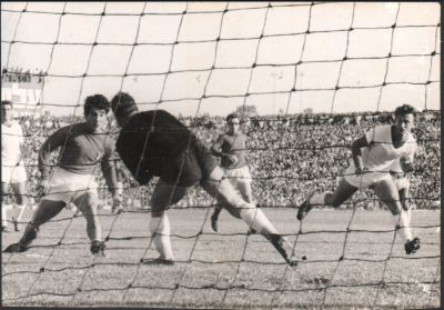 יעקב חודורוב - תצלום נפלא של יעקב חודורוב, שוער נבחרת ישראל, בולם את חלוצי איטליה, סיבורי ואלטפיני 