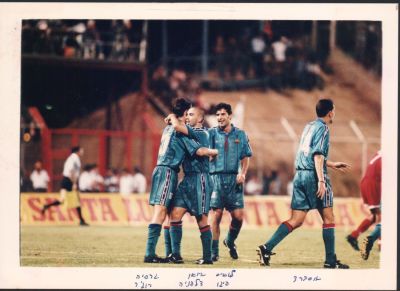 ברצלונה - תצלום של שחקני קבוצת ברצלונה חוגגים עוד שער במשחק גביע אופ"א מול הפועל באר שבע בוסרמיל. 