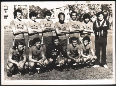 כוכבי המגזר - תצלום קבוצתי של נבחרת המגזר הערבי שנקראה "נבחרת הכוכבים הערביים", עם ריפעת טורק 