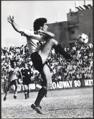 דוד לביא - תצלום מרהיב של חלוץ מכבי נתניה, דוד לביא, ראשית שנות השמונים, בקופסא