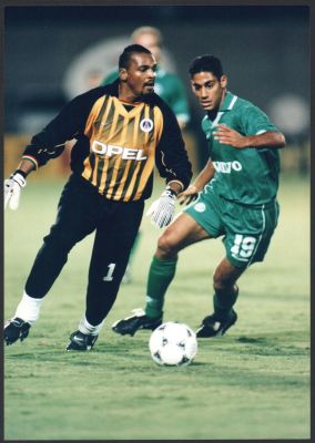 יניב קטן - תצלום ממשחק הפריצה של כדורגלן מכבי חיפה, יניב קטן, אז רק בן 17, במשחק גביע אירופה 