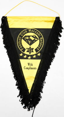 מכבי נתניה - דגלון של קבוצת הכדורגל מכבי נתניה, כיתוב באנגלית, מצב טוב מאוד. מידות: 33 ס"מ * 26 ס"מ