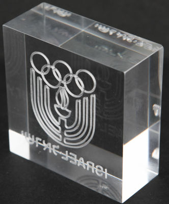 סמל הועד האולימפי של ישראל צרוב בקוביית פרספקט. מידות: 6 ס"מ