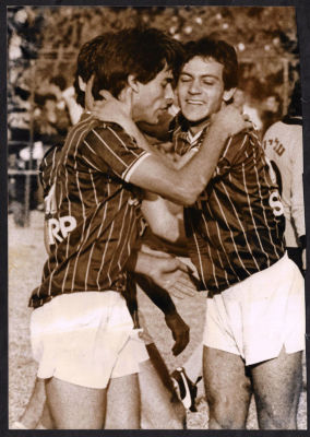 אלי אוחנה - תצלום של כוכבי בית"ר ירושלים, אלי אוחנה וסמי מלכה, חוגגים שער באצטדיון ימק"א, ראשית 