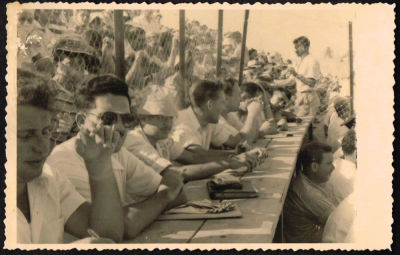 תצלום של יציע העיתונות במגרש באסה ביפו, ראשית שנות השישים. תצלום חתום: אברהם רפופורט