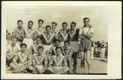 תצלום של קבוצת מכבי "אבשלום" פתח-תקוה בכדורגל, 1937, ראשון מימין - השוער האגדי וילי ברגר, שורה 