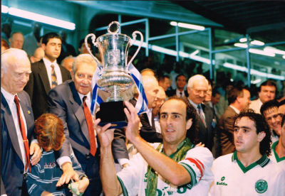מכבי חיפה - תצלום של קפטן מכבי חיפה, איתן אהרוני, מניף את גביע המדינה בעונת 1992-93, לאחר ניצחון 
