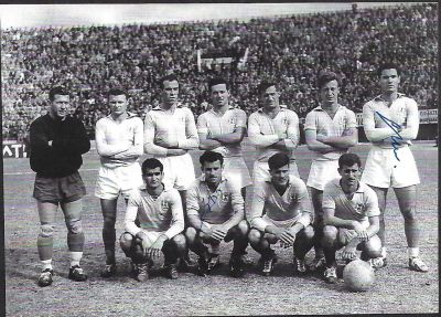 אמציה לבקוביץ - תמונה מודפסת של נבחרת ישראל בכדורגל במשחק בראשית שנות השישים, הנושאת את חתימתיהם 