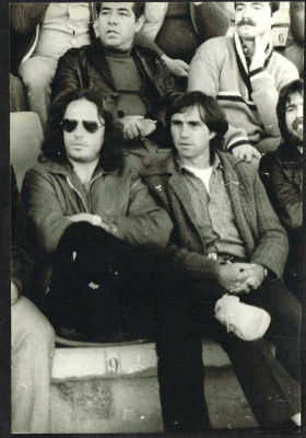 לוט 2 תצלומים של שחקן מכבי יפו, מוצי ליאון, בשנות השבעים והשמונים. באחד התצלומים ליאון בחברת 