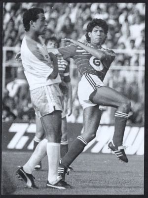 משה סיני - תצלום של כוכב נבחרת בלגיה, אנצו שיפו, לצד שחקן נבחרת ישראל, משה סיני, בעת משחק הידידות 