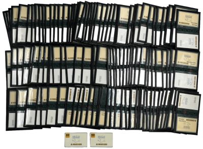 לוט ענק של 126 כרטיסי חיוג אישים של מרכז פרס לשלום. כל כרטיס נושא את שם האדם לו הונפק הכרטיס 