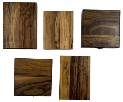 לוט הכולל 5 קופסאות לאיחסון מדליות, עשויות עץ זית