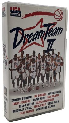 קלטת וידאו VHS נבחרת ארה"ב בכדורסל בדרכה לאליפות העולם ב-1994. בשורותהאמריקאים שיחקו אגדות 