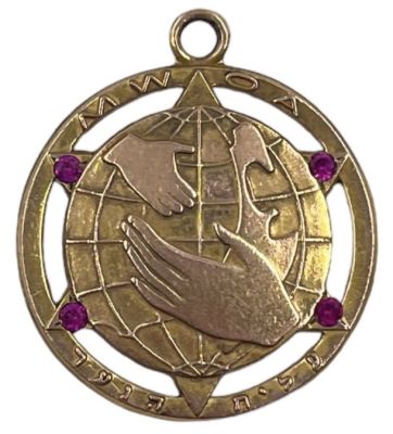 תליון נדיר ביותר של עלית הנוער. החזית מעוצבת ככדור הארץ שעליו בהגדלה מפת ישראל עם הקו הירוק 