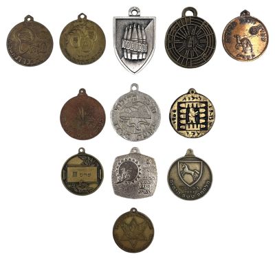 לוט 12 מדליונים ישראלים שונים, כולל: פרס שלישי באליפות צה"ל באתלטיקה קלה 1952, לילות עכו 1966 