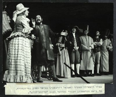 הרוטשילדים - תצלום מתוך המחזמר "הרוטשילדים" ביככובו של שמואל רודנסקי. 1971. צילום חתום: יעקב אגור