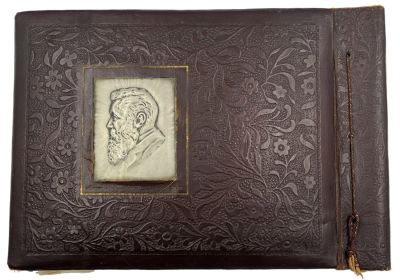 אלבום בכריכת עור הנושא תבליט של בנימין זאב הרצל, בצלאל ירושלים, ריק - התמונות הוסרו מהאלבום. מידו 