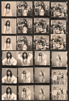 עפרה חזה - לוט 2 דפי קונטקט של תמונות של עפרה חזה מההצגה "עוץ לי גוץ לי", בהשתתפות שלישיית הגשש 