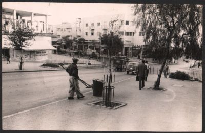 תצלום של רחובות בלפור-הרצל בחיפה, סמוך לבית הקרנות, סוף שנות החמישים - תחילת השישים, בה נראה 