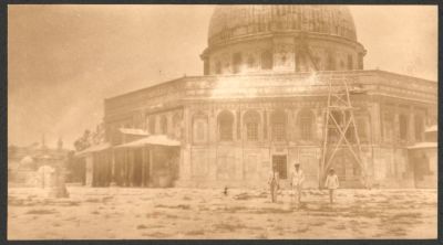 תצלום מוקדם של מסגד הר הבית בתקופת השיפוצים בראשית שנות העשרים של המאה הקודמת. בתקופה זאת יזם 
