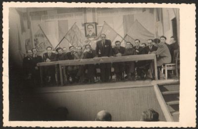 פועלי ציון - תצלום של שולחן נשיאות פועלי ציון שצ'אצ'ין בפולין, ככל הנראה בתקופה שלאחר מלחמת העולם השניה